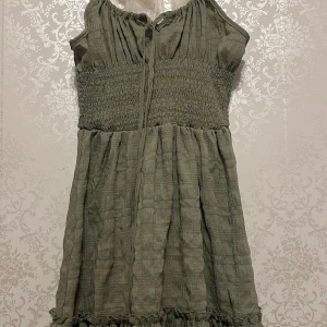 Söt klänning - Använd en gång stl M