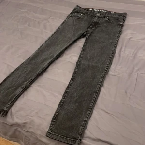 Slim Jeans - Säljer ett par riktigt feta jeans! Köpta på butiken ”Wagner”. Jeansen har blivit sparsamt använda och tvättade på rätt sätt, condition skulle jag säga är 8-9/10. Bra passform och skönt stretchigt material. W31 L30. Tveka inte på att höra av er💯😁