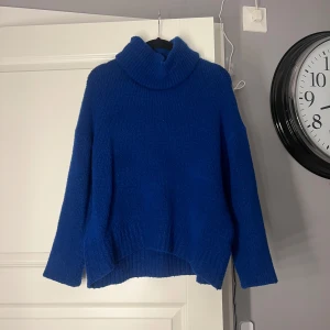 Stickad polo tröja  - Bra skick, ganska så använd.