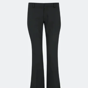 Lågmidjade kostymbyxor - Lågmidjade kostymbyxor i modellen Vera från BikBok💕 Den gamla modellen med slits! Inga defekter men jag har tagit upp längden i benen men är enkelt att åtgärda💕 därav kan de bli ”normal längd”.  Frakt tillkommer💓