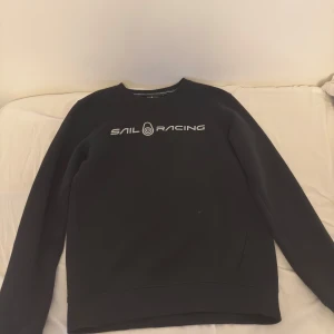 Sail racing Sweatshirt  - En ganska basic sweatshirt från sail racing inte så mycket att säga kontakta för mer information 
