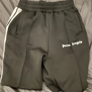 Svarta mjukisbyxor från Palm Angels - Säljer ett par svarta mjukisbyxor från palm angels. Den är i använt skick