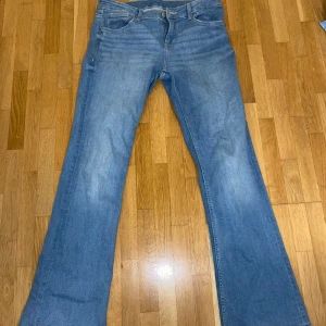 Low waist bootcut - Säljer ett par snygga low waist blå bootcut jeans från Bershka i bra skick, använt 1 gång. Storlek L men är små i storleken så passar även M.