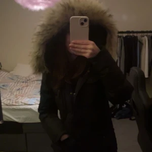 Hollies jacka - Säljer en jätte fin vinter jacka ifrån Hollies med äkta päls. Jag kommer inte sälja den för billigt pga äkta päls. Men priset kan såklart diskuteras. ❤️ Passar perfekt för 32-34❤️