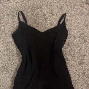 Linne - Säljer detta jättesöta svarta linne från Lager 157! Det har justerbara band också. Säljer då jag har flera, men skicket är jättebra och den tvättas innan jag skickar iväg den! ☺️ Skriv privat för fler bilder eller frågor! Priset är diskuterbart!