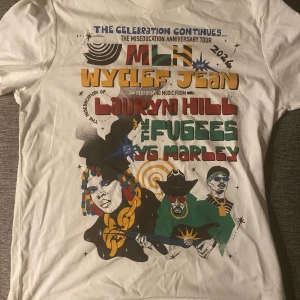 Ms. Lauryn Hill T-shirt - Köpte den här feta t shirten på spelningen i Stockholm. Den var för stor för mig så det är därför jag säljer den. Har testat den en gång men annars har den aldrig använts, så den är i väldigt bra skick.