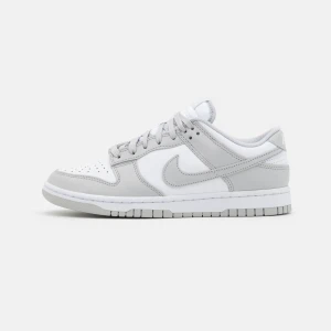 Nike dunk  - Säljer mina gråa Nike dunk som är sparsamt använda. Dom kommer tyvärr inte till användning mer men har inga defekter eller skador. Dom är köpta för 1299kr från zalando. Pris kan diskuteras ❤️