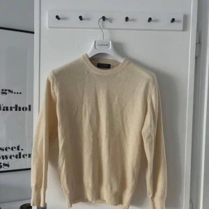 Kashmirtröja - Handgjord från Indien - Denna exklusiva tröja är tillverkad av äkta pashmina- kashmir direkt från hantverkarna i Kashmir, Indien. Njut av den otroliga mjukheten och värmen som bara äkta kashmir kan erbjuda.