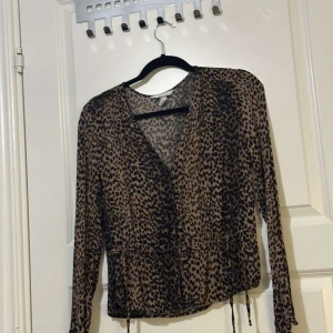 Leopard blus - En jättefin leopard blus, Storlek 38/M som är i bra skick🖤🤎 