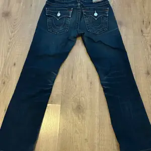 Straight true religion jeans, men om du har stora lår blir de bootcut, säljer pga för små, den har ett litet hål vid uppe på låret, men inget man ser(intresse koll)