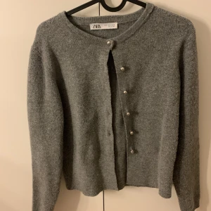 Jätte söt kofta från zara i storlek M.   - Allt går att stryckas och tvättas innan köpningen. Har använt den ungefär 1-2 gånger. Ser helt ny ut. Passar perfekt för mig som har S  i  storlek. 