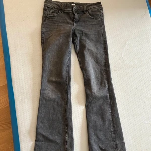Grå jeansbyxor - Säljer ett par grå jeans i bra skick. Gina Tricot st 158. 