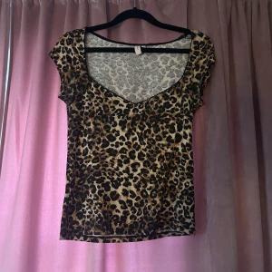 Leopard topp  - Intressekoll på denna fina leopard topp från Nelly! Använd fåtal gånger , inga defekter.