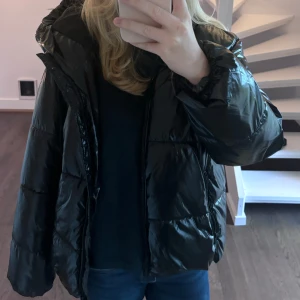 Vila jacka - Pufferjacka från vila! Stl 36, säljer pga att den inte kommer till användning. Varm och perfekt till vintern!💕Pris kan diskuteras!Modellen är 169 cm lång