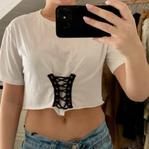 Topp med snörning  - Cool T-shirt med snörning 