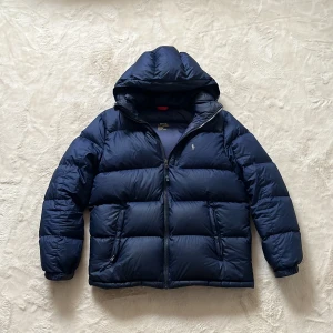 Ralph lauren dunjacka  - |Ralph lauren dunjacka|Riktigt fin använd 1 vinter och inga defekter 8-9/10|Xl i barn motsvarar XS-S|Hör av dig vid funderingar|Pris kan diskuteras vid snabb affär| Mvh Malte💙