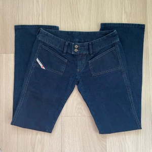 Vintage Diesel jeans - Snygga lågmidjade jeans från Diesel som tyvärr är för små för mig. Jättebra skick! Inga fläckar, endast ljuset i bild 2. Skriv om du undrar något💕  Mått Midja: 38 cm Innerbenslängd: 80 cm