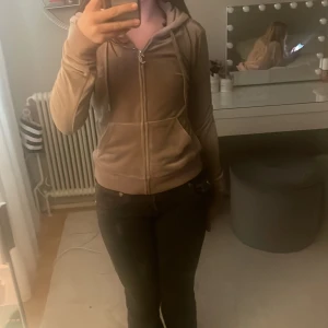 Juicy couture tröja säljes ✨✨ - Säljer min juicy couture tröja då jag inte andvänder den. Är i jättebra skick och inte andvänd alls mycket! Jag köpte den ny!