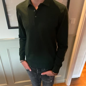 Stickad tröja - Tja! Säljer en grön stickad tröja från märket next. Storlek m och killen på bild är ca 185