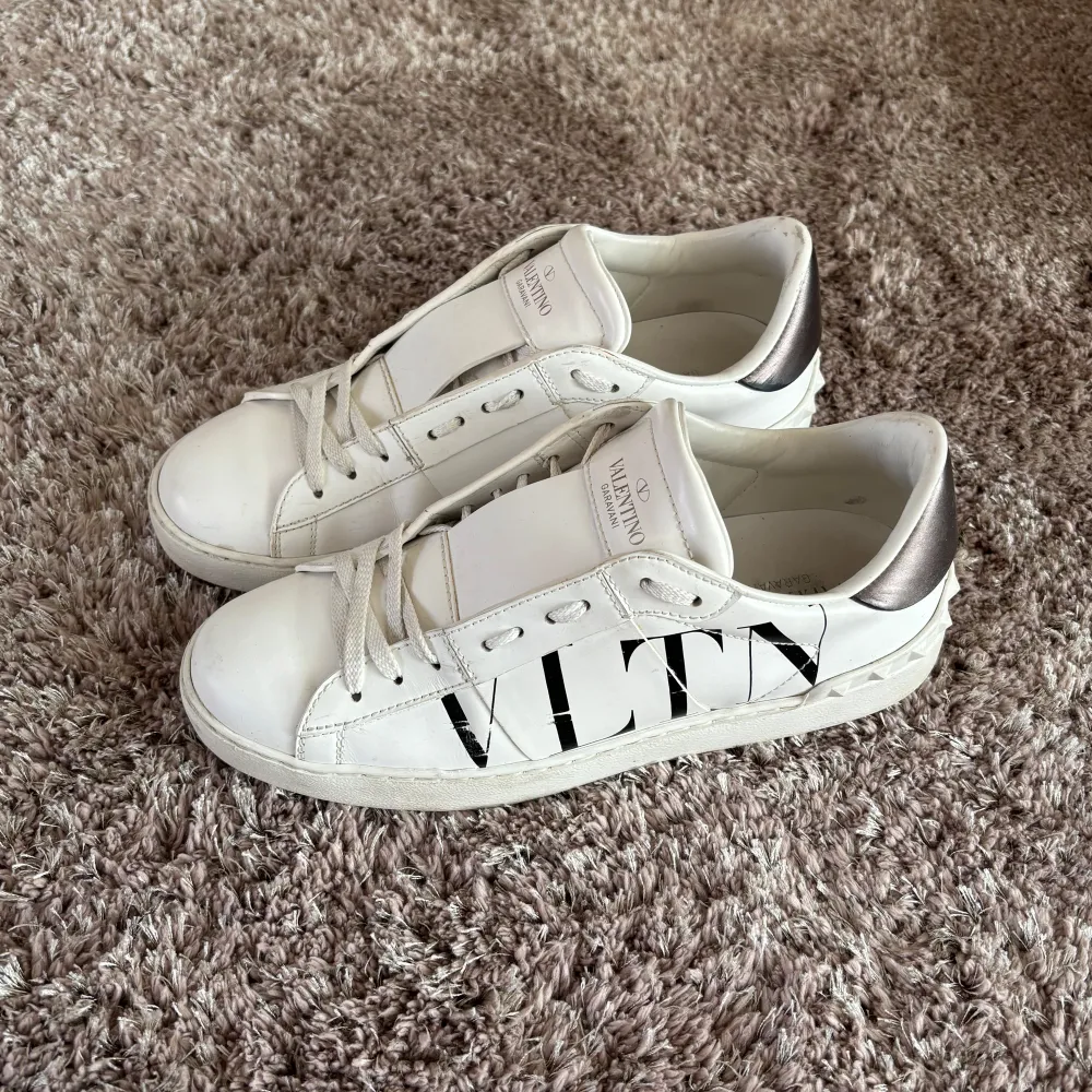 Valentino ”open” med ”VLTN” text. Dam storlek 38. Väldigt fint skick överlag, box meföljer, Skriv för mer bilder/info. Nypris ca 6000!. Skor.