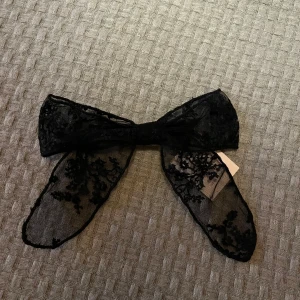 Rosett hårklämma - Jättesöt hårklämma från Urban Outfitters. Aldrig använd med prislapp kvar. 