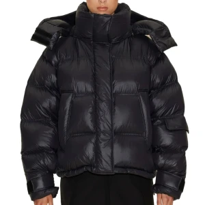 Holzweiler jacka - Säljer min Holzweiler Steilia short down jacka, ny med prislapp. Oversized i storleken. Säljer då den tyvärr inte kommer till användning. Perfekt till vintern. Original pris 7.499 kr. Kan gå ner i pris vid snabb affär, PM för fler bilder!🥰