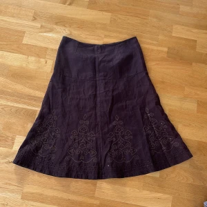 Vintage kjol  - Brun, vintage kjol med broderi på nederdelen. Väldigt bekväm och perfekt till sommaren och våren! Säljer då den inte används längre. Pris kan diskuteras.