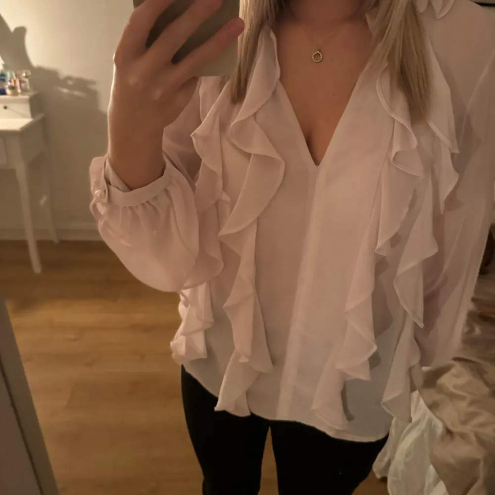 Jätte fin rosa blus från Zara som tyvärr är för stor och inte kommer till användning!. Blusar.