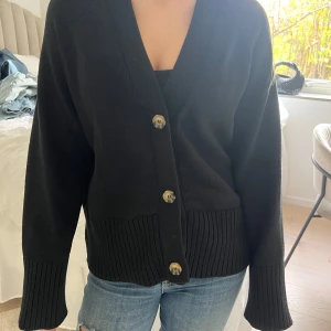 Snygg NAKD kofta  - Så snygg och najs nakd kofta!! Helt slutsåld och väldigt eftertraktad!! 