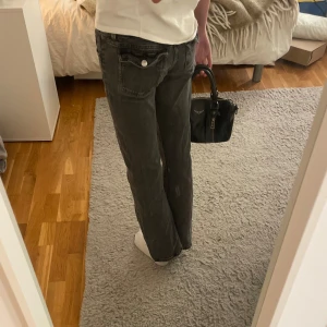 Low waist Bootcut jeans  - Så fina jeans från Gina som tyvärr är lite små för mig. Det finns inga defekter och de har endast använts ett fåtal gånger.