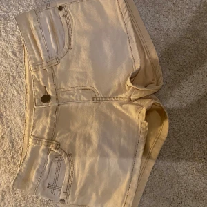 Beiga shorts - Beiga jeansshorts, kolla på bilderna för mått