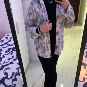 Blommig skjorta i ljusa toner - Jag kan tänka mig att man kan stylea denna skjorta på massa olika sätt tillsammans med massa olika outfits. Använd några gånger