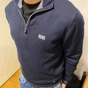 Hugo boss halfzip  - Tjoo, säljer denna feta Hugo boss zippen‼️‼️💯💯 Skick 9/10✅✅✅DMa vid minsta fundering🤗🤗🤗 