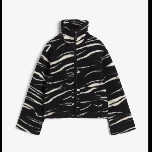  Fleecejacka med zebramönster - Säljer min zebrajacka då den inte används längre, och den är i bra skick💗