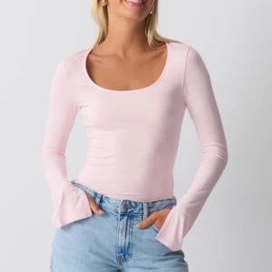 Ljusrosa långärmad topp - Säljer en superfin ljusrosa långärmad topp från Gina tricot. Den är i soft touch och sitter jätteskönt. Tröjan är i nyskick och bra pris!🩷🩷
