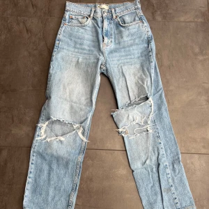 Jeans - Bra skick, använda flertal gånger och är uppsydda i benen så passar någon som är runt 154cm lång.
