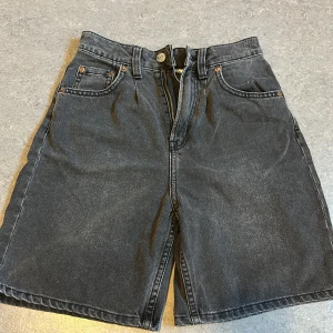 Jeansshorts  - Liteee längre svarta jeansshorts. Supersnygga. Storlek 32/XS