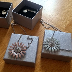 Två Pilgrim halsband  - Två superfina Pilgrim halsband i olika färger. Båda är i superbra skick! 🤗 (paketpris)