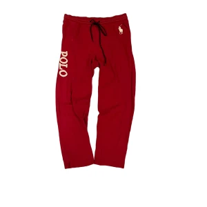 Röda mjukisbyxor Polo Ralph Lauren - Säljer ett par snygga röda mjukisbyxor från Polo Ralph Lauren. De har en bekväm passform med snörning i midjan och ett stilrent Polo-tryck på benet. Perfekta för en avslappnad dag hemma eller en snabb tur på stan. 🙌