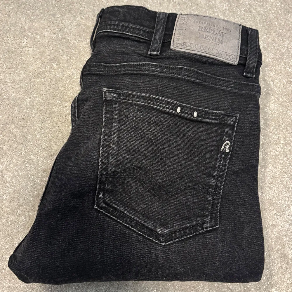 Säljer dessa mörkgrå Replay jeans (slimfit). Skicket är bra, använda men inga defekter. Size 30/32 lite små i storleken. Skriv vid funderingar!. Jeans & Byxor.