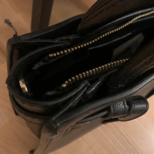 Handväska  - Mycket fin handväska. Använd några gånger. Dock finns inte bandet med. 