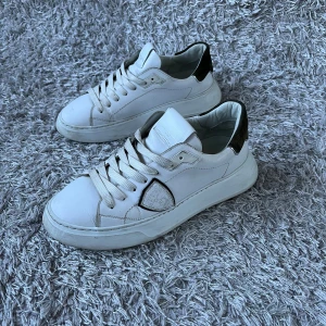 Philippe Model - Sköna Philippe Model dojor som är perfekta till vintern! | Fint skick finns några tecken på användning men går definitivt att fräscha upp lätt! | Storlek 40! | Ställ gärna frågor innan du köper!