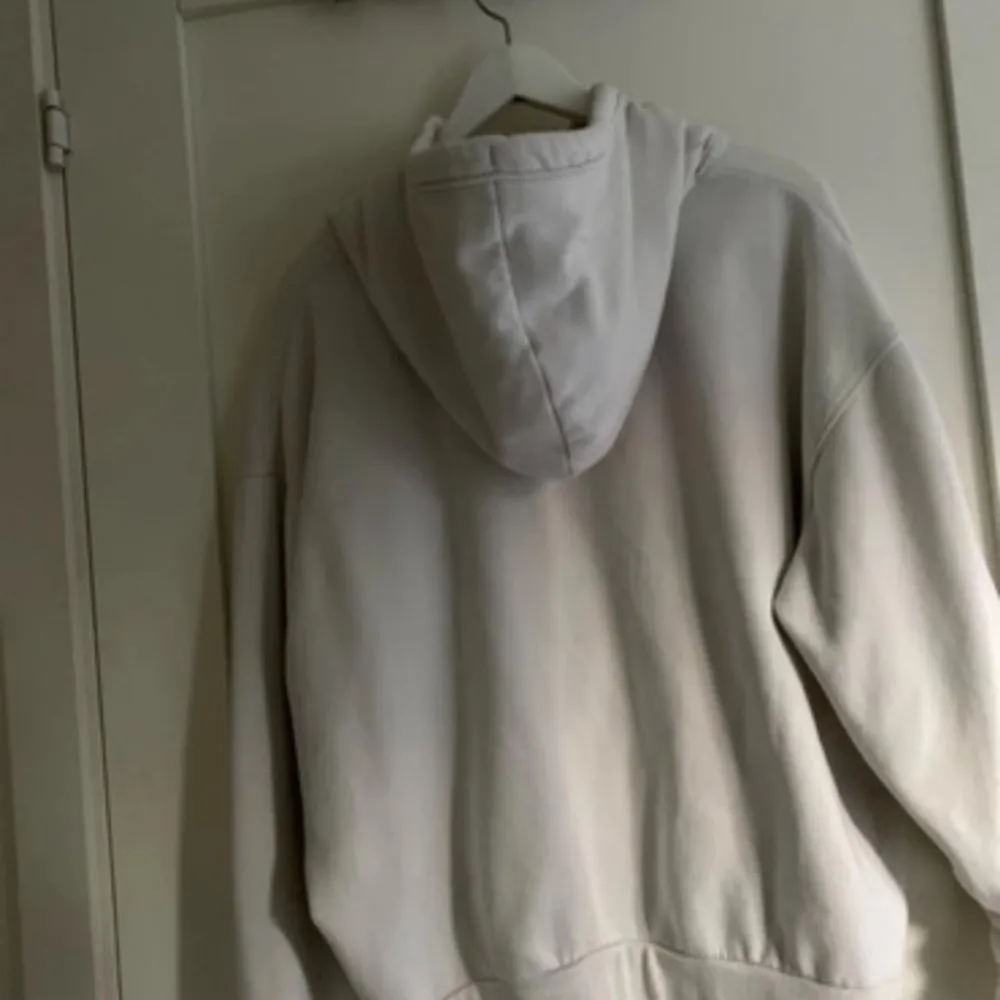 Vit oversized hoodie i storlek S från Weekday, säljer pågrund av att den inte används.. Hoodies.