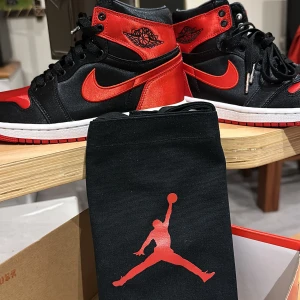 Air Jordan 1 retro high satin! - Helt nya oanvända Jordans, helt nya. Inköpta på Nike. 2199:- nya, pris går att diskutera. Äkta såklart finns kvitto.