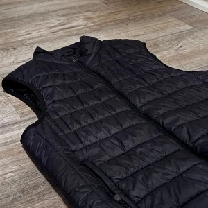 C&F Väst - Säljer min sköna marinblåa väst, simpel och bekväm, inga konstigheter.  Endast: 159