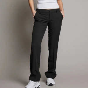 Kostymbyxor  - Lågmidjade svarta kostymbyxor från bikbok. Endast använda två gånger Storlek 34 Köpta för 499kr