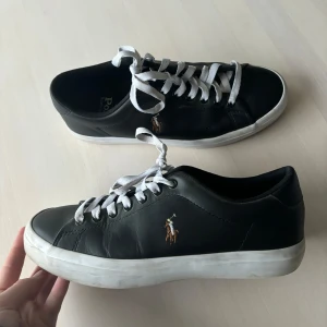 Ralph Lauren skor - Säljer dessa Ralph lauren skorna. 500kr ordpris 1100kr, väldigt bra pris. Använda fåtal gånger. Storlek 39, men liten i storlek. Skulle säga 38. 