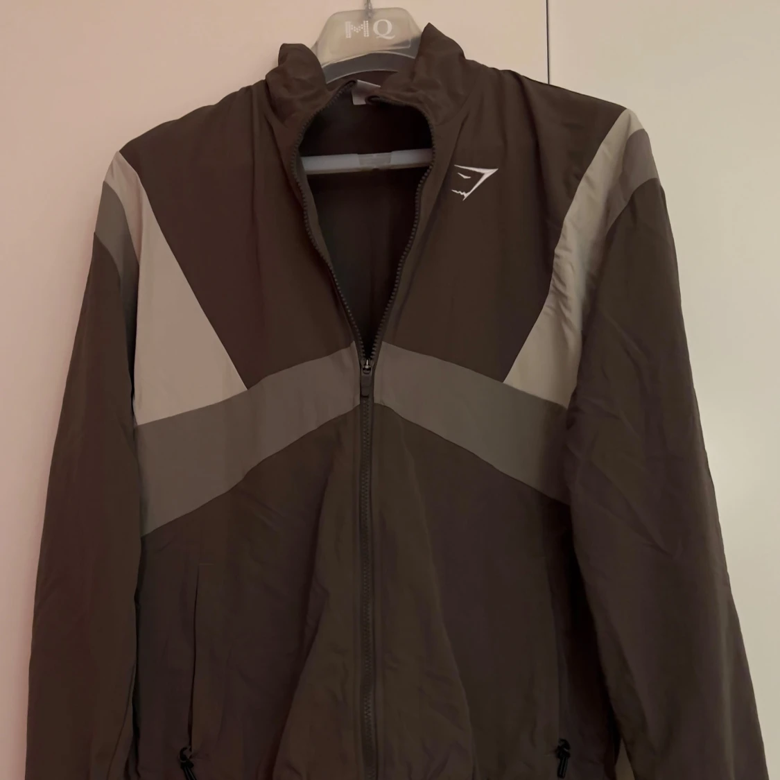 Brun vindjacka från Gymshark
