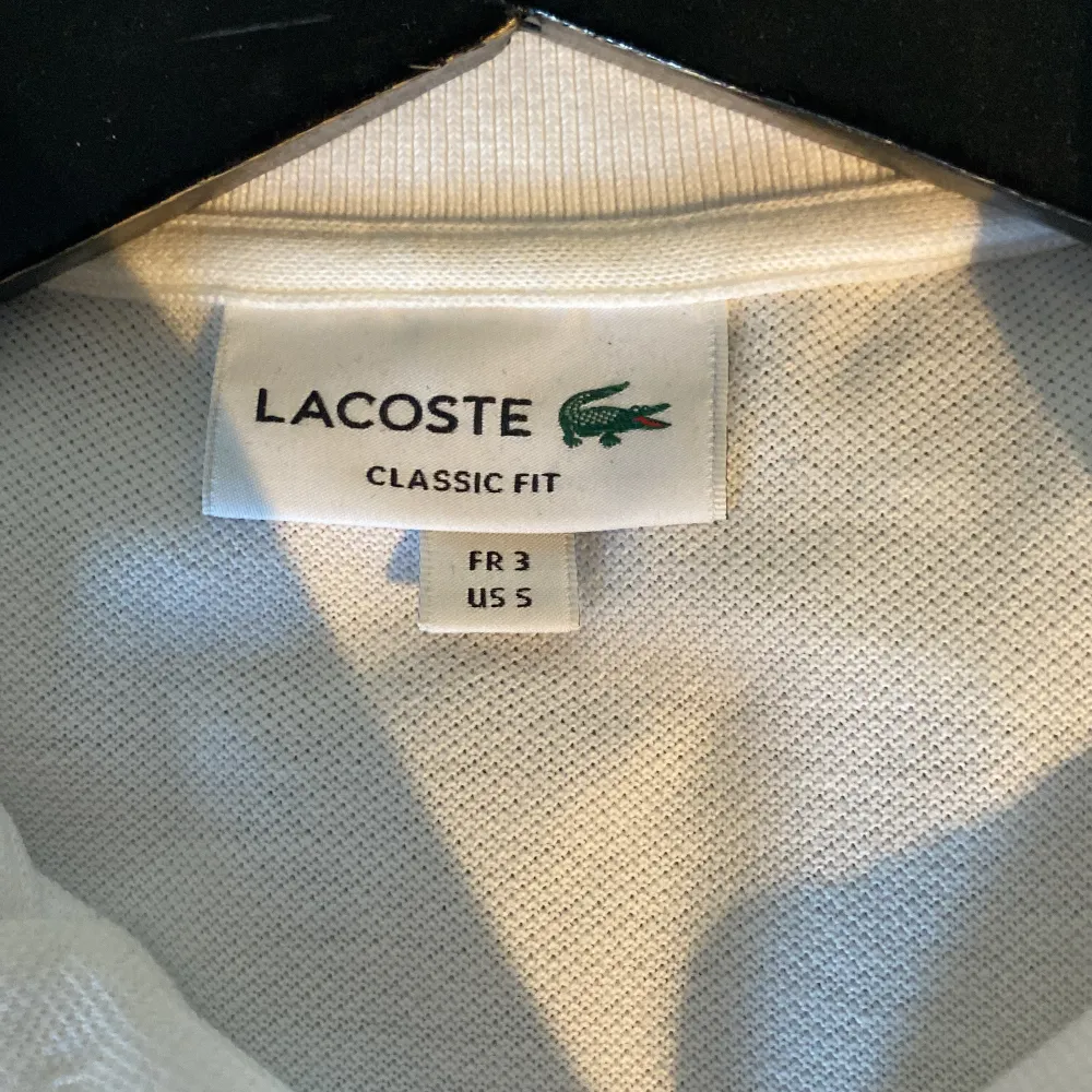 Lacoste långärmad piké, enormt bra skick. Storlek S passar 175-185. Tveka inte på att höra av dig om mer frågor eller bilder!😁. Skjortor.