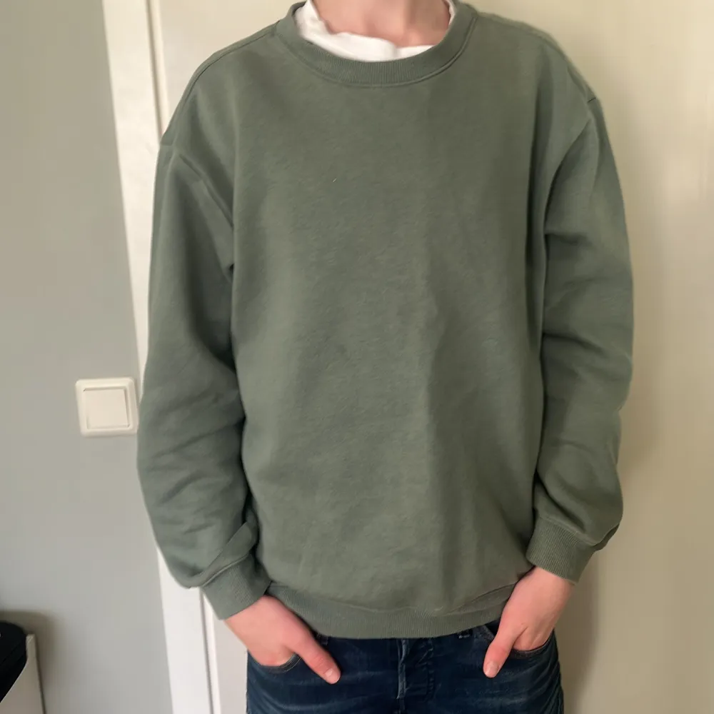 Säljer en grön sweatshirt från H&M i storlek S. Den har en avslappnad passform och är perfekt för hösten och vintern då den är lite varmare. Tröjan är gjord i mjukt material och har långa ärmar. Perfekt för en chill dag eller när du vill vara bekväm men ändå snygg. 💚. Tröjor & Koftor.